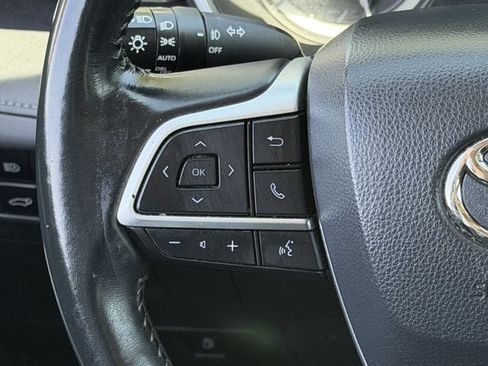 Used 2022 Toyota Highlander XLE FWD image 13