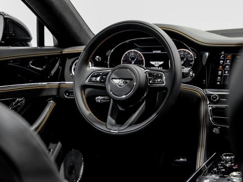 Used 2024 Bentley Flying Spur V8 image 11