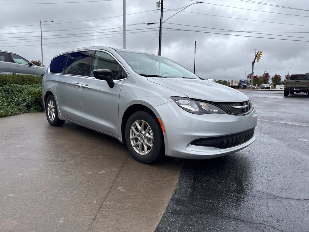 Used 2024 Chrysler Voyager LX FWD image 3