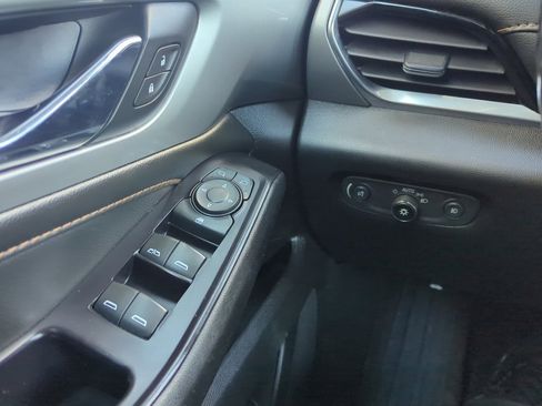 Used 2020 Chevrolet Traverse LT w/ Driver Confidence II Package image 8