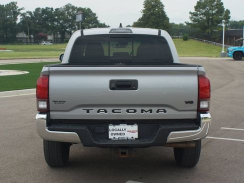 Used 2020 Toyota Tacoma SR5 RWD image 3
