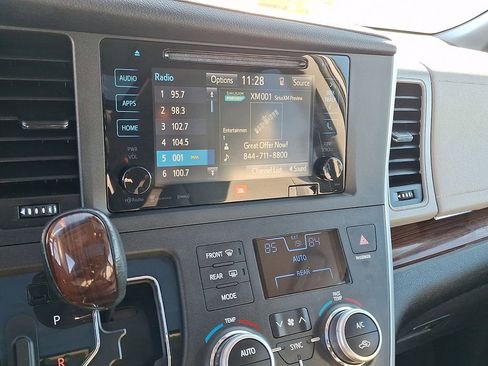 Used 2017 Toyota Sienna Limited image 4