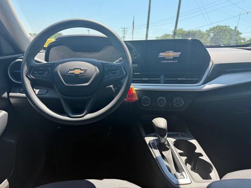 Used 2024 Chevrolet Trax LS w/ LS Convenience Package FWD image 17