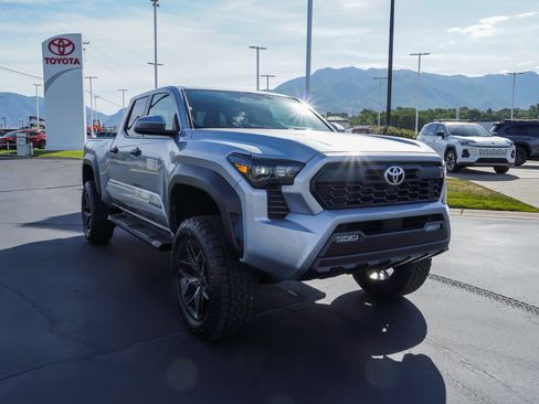 Certified 2025 Toyota Tacoma TRD Off-Road w/ TRD Off Road Upgrade Package AWD/4WD image 2