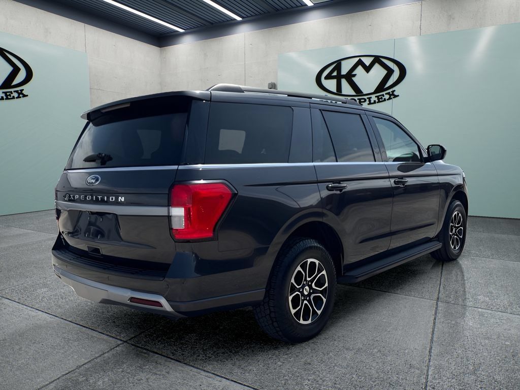 Used 2024 Ford Expedition XLT RWD image 3