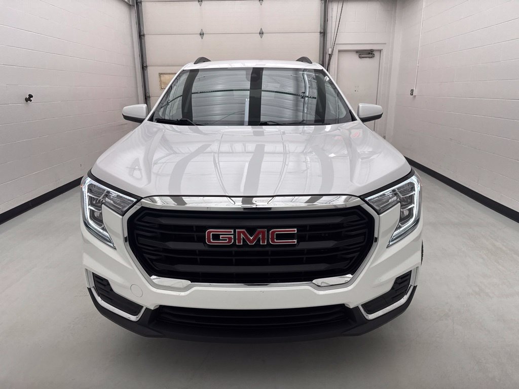 Used 2023 GMC Terrain SLE w/ Driver Convenience Package AWD/4WD image 2