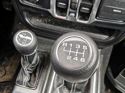 Used 2019 Jeep Wrangler Unlimited Sahara image 2