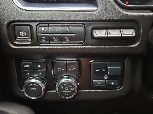 Used 2024 GMC Yukon XL AT4 w/ Technology Package AWD/4WD image 24