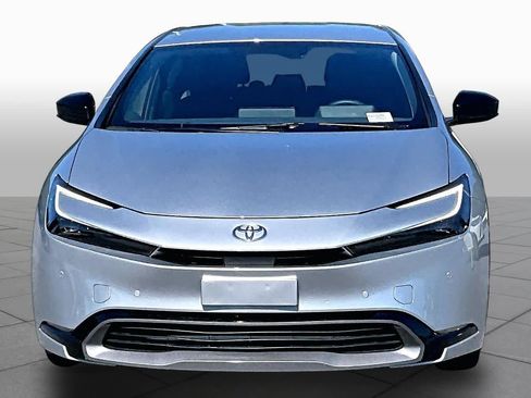 Used 2024 Toyota Prius XLE FWD image 4