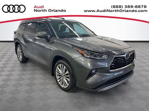 Used 2024 Toyota Highlander Platinum FWD image 1