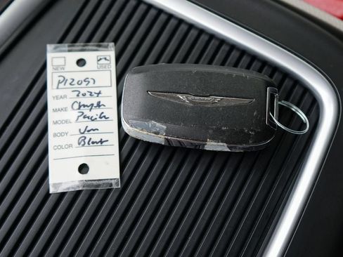 Used 2024 Chrysler Pacifica Touring-L FWD image 33