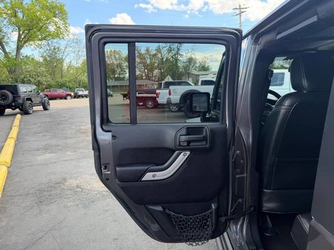 Used 2016 Jeep Wrangler Unlimited Rubicon image 17