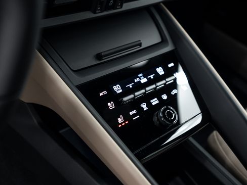 Certified 2025 Porsche Macan 4 Electric image 17