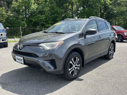 Used 2018 Toyota RAV4 LE AWD/4WD image 3