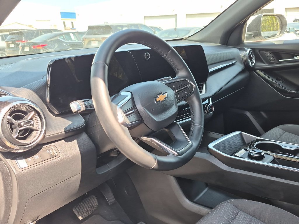 Used 2026 Chevrolet Equinox LT FWD image 3