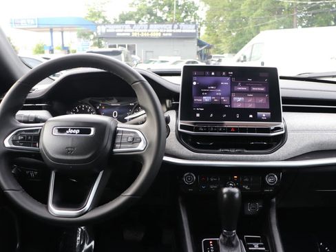 Used 2024 Jeep Compass Latitude AWD/4WD image 17