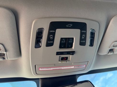 Used 2023 Toyota Sienna XLE w/ XLE Plus Package FWD image 22