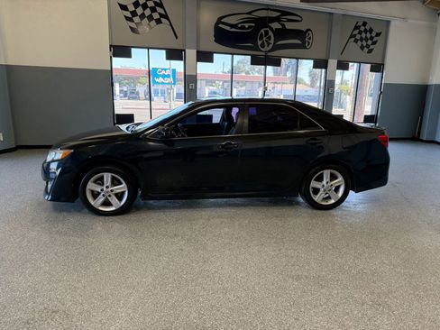 Used 2014 Toyota Camry SE image 4