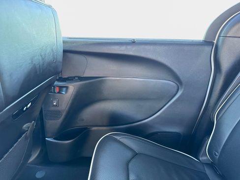 Used 2024 Chrysler Pacifica Limited w/ S Appearance Package image 15