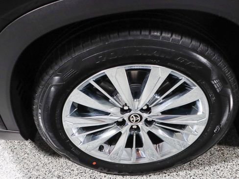 Used 2024 Toyota Grand Highlander AWD image 11