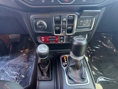Used 2021 Jeep Wrangler Unlimited Rubicon w/ Cold Weather Group AWD/4WD image 15