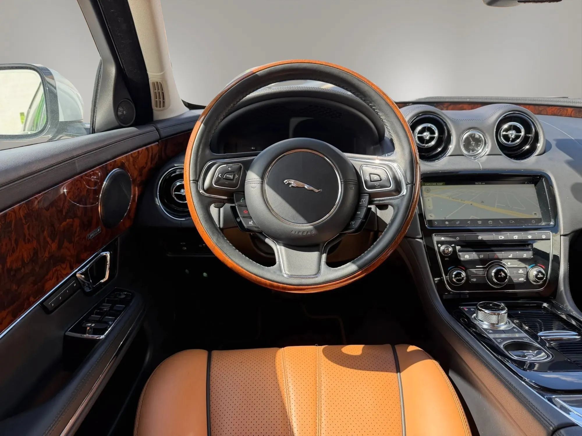 Used 2018 Jaguar XJ R-Sport RWD image 20