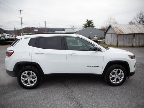 Used 2024 Jeep Compass Latitude image 2