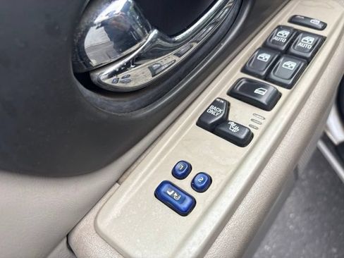 Used 2004 GMC Envoy XL SLT AWD/4WD image 17