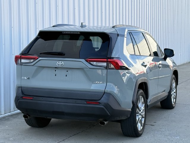 Used 2021 Toyota RAV4 XLE Premium FWD image 5