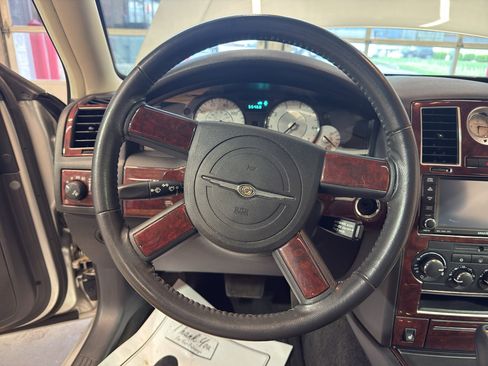 Used 2009 Chrysler 300 Touring RWD image 16
