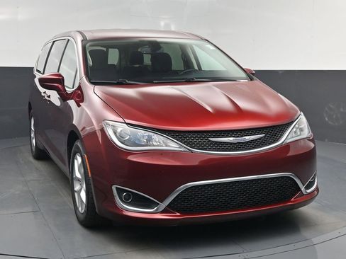 Used 2020 Chrysler Pacifica Touring w/ Tire & Wheel Group FWD image 21