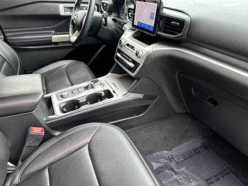 Certified 2022 Ford Explorer XLT w/ Equipment Group 202A image 17