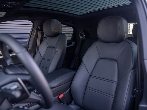 Certified 2025 Porsche Cayenne E-Hybrid Coupe AWD/4WD image 5