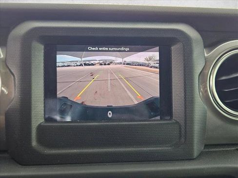 Used 2021 Jeep Gladiator Overland image 12