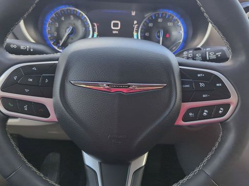 Used 2023 Chrysler Pacifica Touring-L FWD image 15