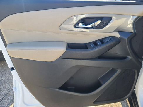 Used 2023 Chevrolet Traverse LS image 10