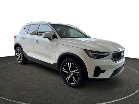 Used 2025 Volvo XC40 B5 Core image 8