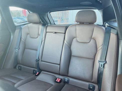 Certified 2022 Volvo XC60 B5 Momentum image 24