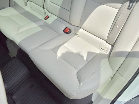 Used 2019 Volvo XC60 T6 Momentum w/ Multimedia Package image 17