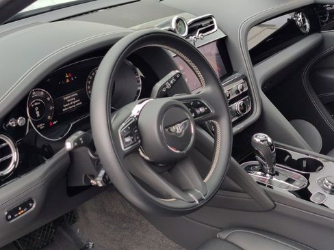 Used 2024 Bentley Bentayga image 12