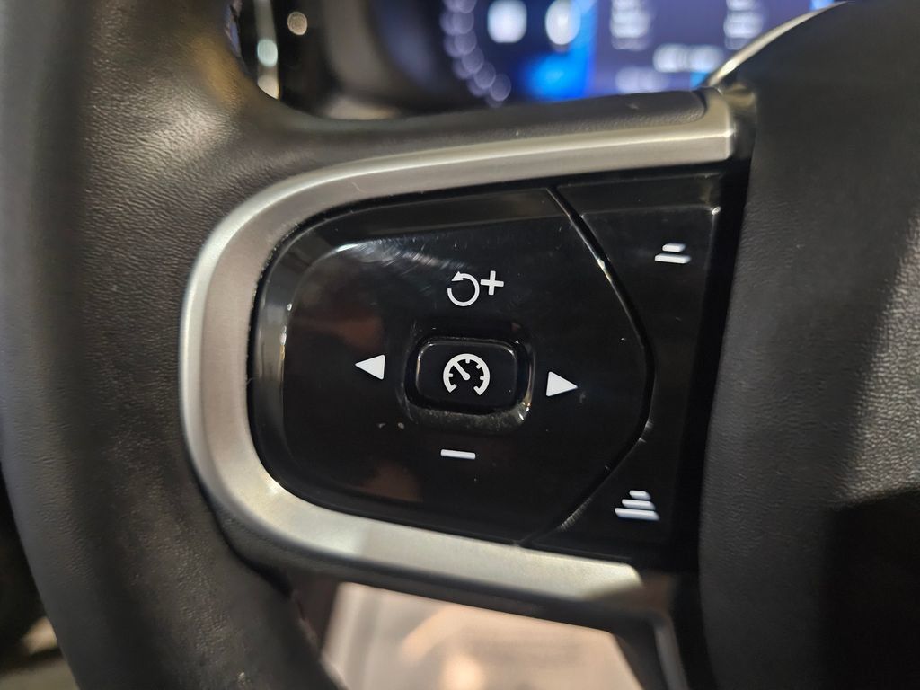 Used 2022 Volvo XC60 B6 R-Design AWD/4WD image 21