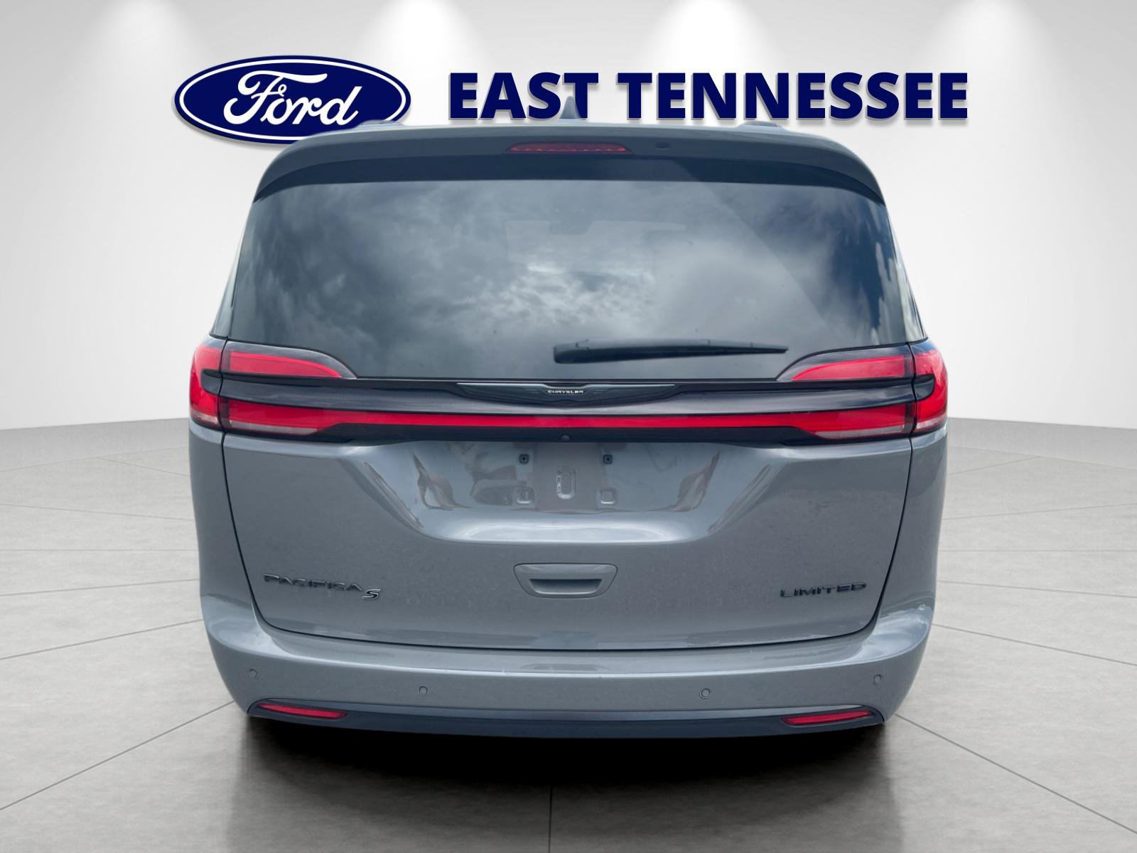 Used 2025 Chrysler Pacifica Limited FWD image 4