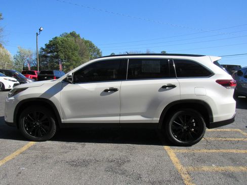 Used 2019 Toyota Highlander SE FWD image 3