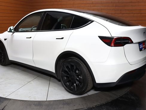 Used 2022 Tesla Model Y Long Range image 22