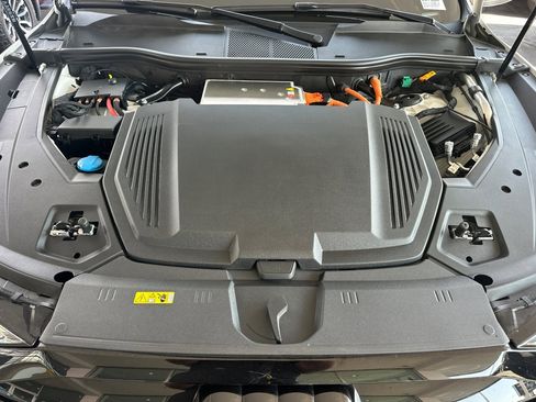 Used 2024 Audi Q8 e-tron Premium image 24