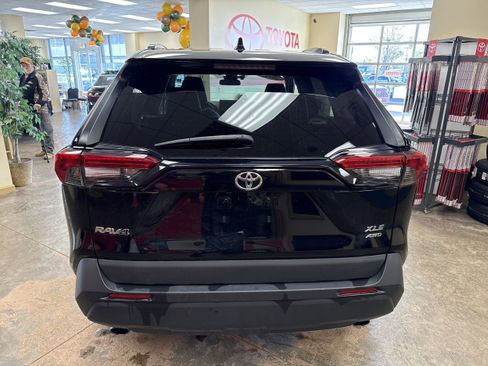 Used 2022 Toyota RAV4 XLE Premium image 9