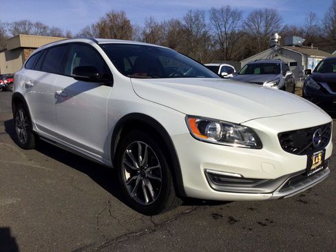 Used 2015 Volvo V60 T5 Cross Country image 3