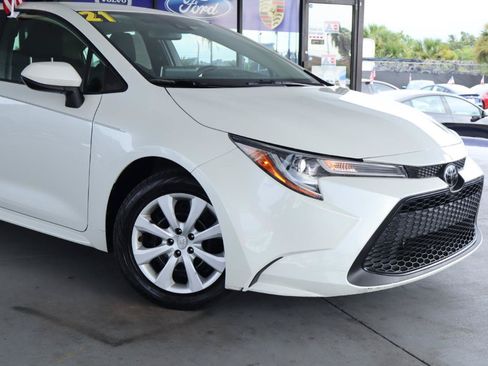 Used 2021 Toyota Corolla LE FWD image 2