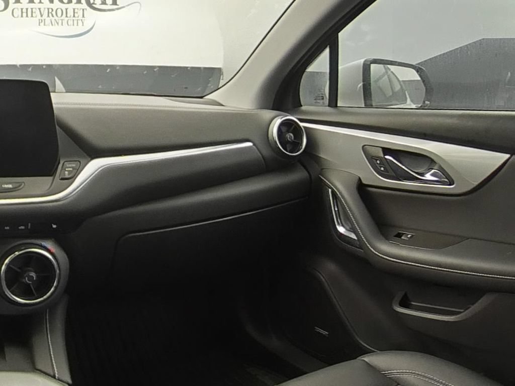 Used 2025 Chevrolet Blazer LT w/ Sound & Technology Package FWD image 15