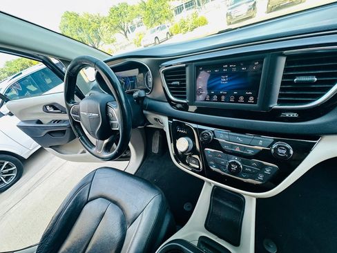 Used 2019 Chrysler Pacifica Touring-L FWD image 33